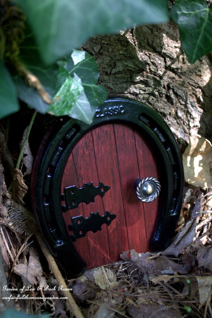 Horseshoe Fairy Door https://ourfairfieldhomeandgarden.com/diy-horseshoe-fairy-door/